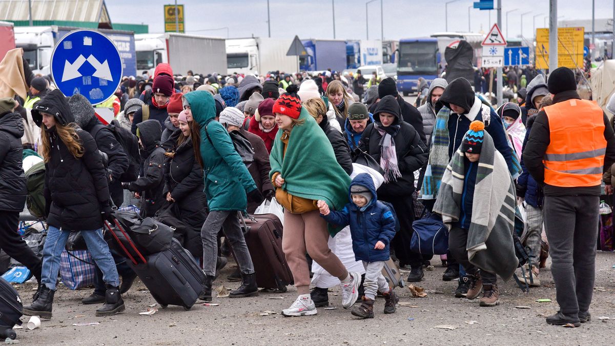  Krakowiec, Ukraina, 08.03.2022. Uchodźcy przed przejściem granicznym Krakowiec-Korczowa na granicy ukraińsko-polskiej, 8 bm. Trwa inwazja Rosji na Ukrainę. (jm) PAP/Vitaliy Hrabar