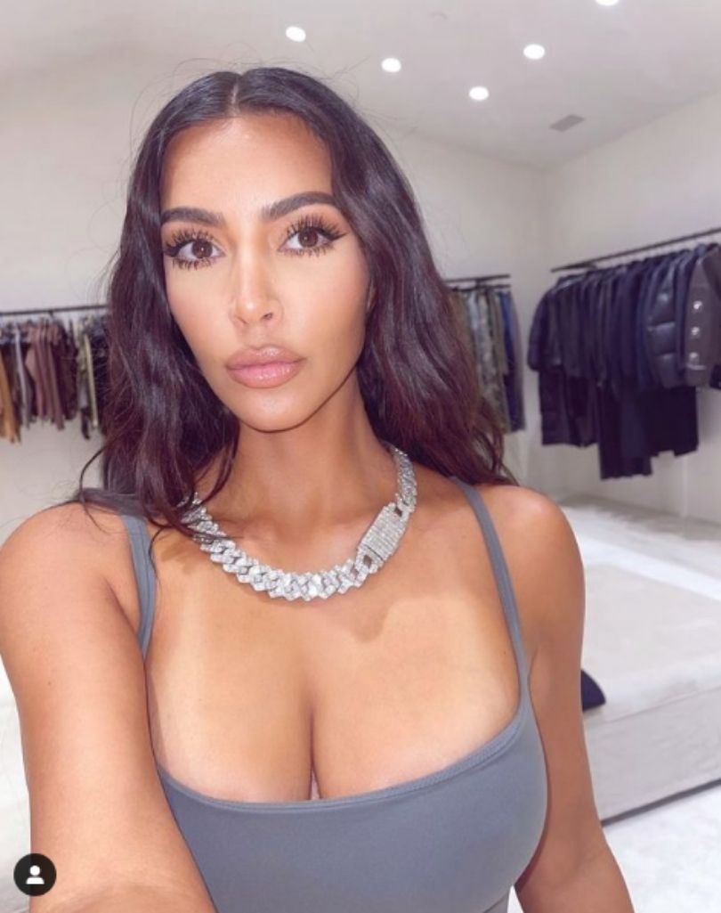 Kim Kardashian prezentuje krągłości w bikini
