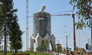 55-metrowy pomnik Maryi. Pracownicy działają nawet w upale