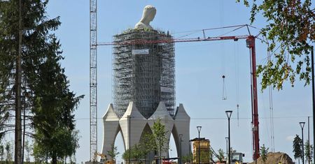 55-metrowy pomnik Maryi. Pracownicy działają nawet w upale