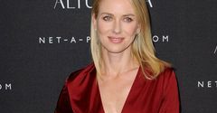 Naomi Watts w sukience w kolorze wina