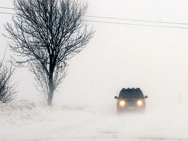 Po opadach śniegu trudne warunki drogowe w woj. warmińsko-mazurskim