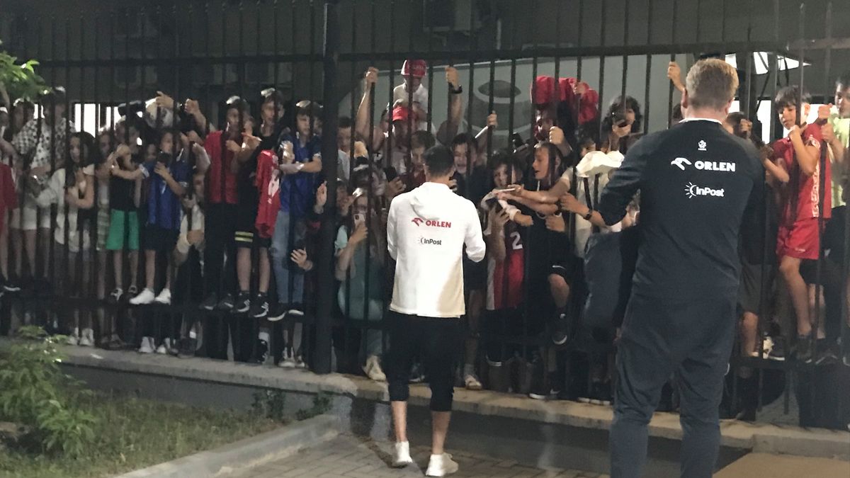 WP SportoweFakty / Robert Lewandowski rozdający autografy po meczu w Kiszyniowie