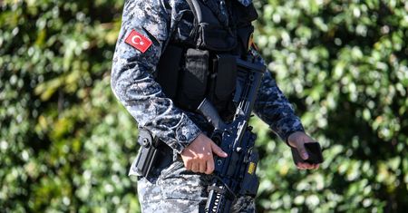 Turcja: Wjechał w ludzi na przystanku. Potem zaatakował ich nożem