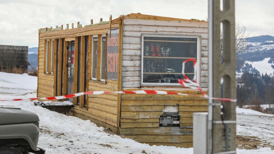 Bukowina Tatrzańska. Zerwany dach z wypożyczalni nart.