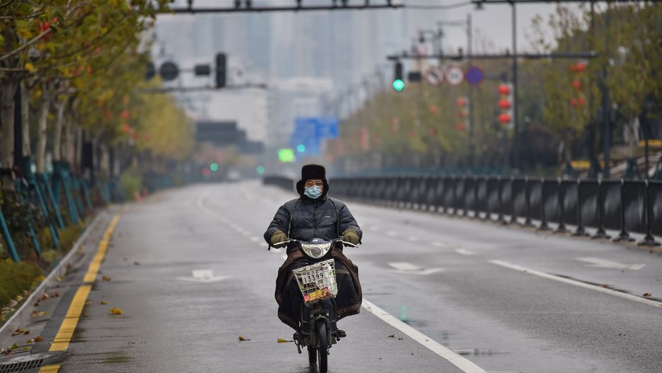 Wuhan. Zwykle zakorkowane ulice teraz "świecą" pustkami.