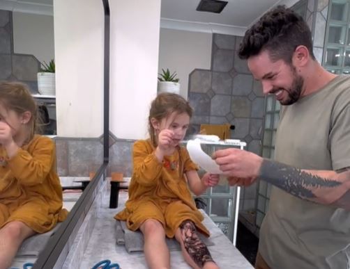 Tata wytatuował córce nogę i rękę 