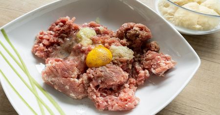 Ten trik stosują najlepsi szefowie kuchni. Kotlety mielone wyjdą soczyste jak nigdy