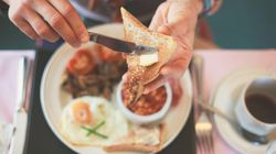 O której jesz śniadanie? Ta zmiana oznacza, że się starzejesz