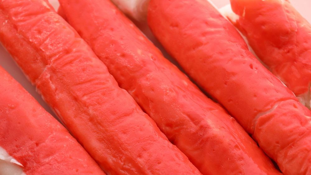 Szokujące nagranie z fabryki surimi. Pokazuje, jak powstają paluszki krabowe