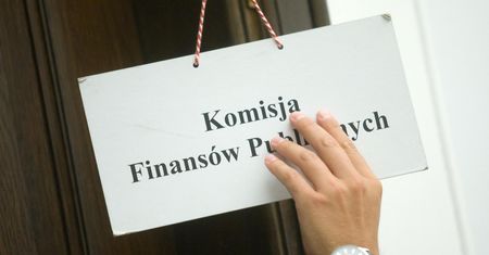 Komisja Finansów dwa razy przyjęła tę samą poprawkę. Pośpiech i naruszenie Konstytucji
