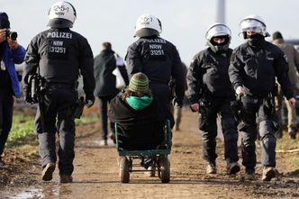 Starcia aktywistów z policją w Niemczech. "Ostatnia bitwa o węgiel brunatny"