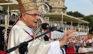 Mateusz Morawiecki i Łukasz Szumowski jako ewangeliści. Biskup Antoni Długosz się tłumaczy