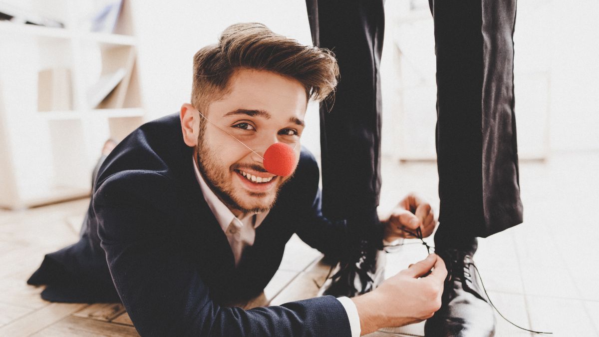 Robienie żartów na prima aprilis.