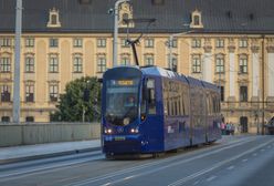 Wrocław. Przeciwko decyzji Trybunału. Flagi UE na autobusach i tramwajach