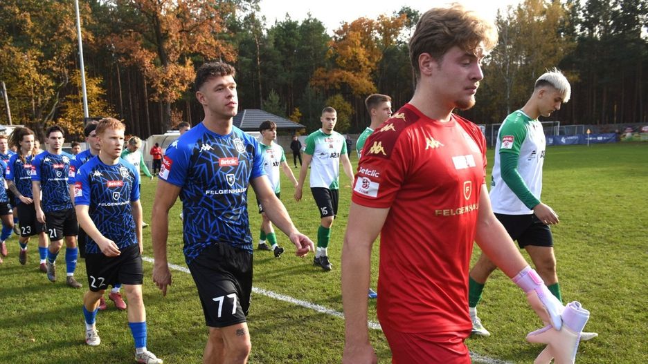 Zarząd klubu Stali Jasień zawiesił czterech piłkarzy.