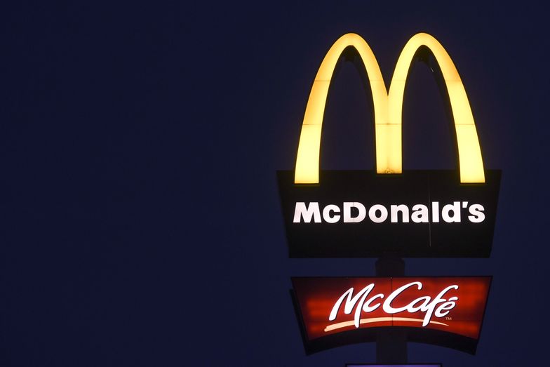 Kanapka Drwala pojawiła się w ofercie McDonald's i wywołała nielada zamieszanie(Photo by Artur Widak/NurPhoto via Getty Images)