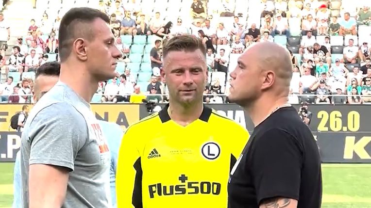 Zdjęcie okładkowe artykułu: Twitter / Tomasz Sarara i Arkadiusz Wrzosek oko w oko na pożegnalnym meczu Artura Boruca