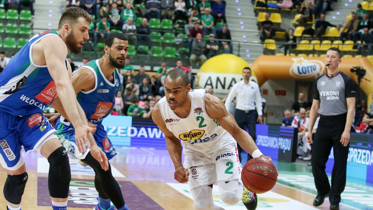 WP SportoweFakty / Artur Lawrenc / Na zdjęciu: Markel Starks (biały strój) w meczu z Anwilem