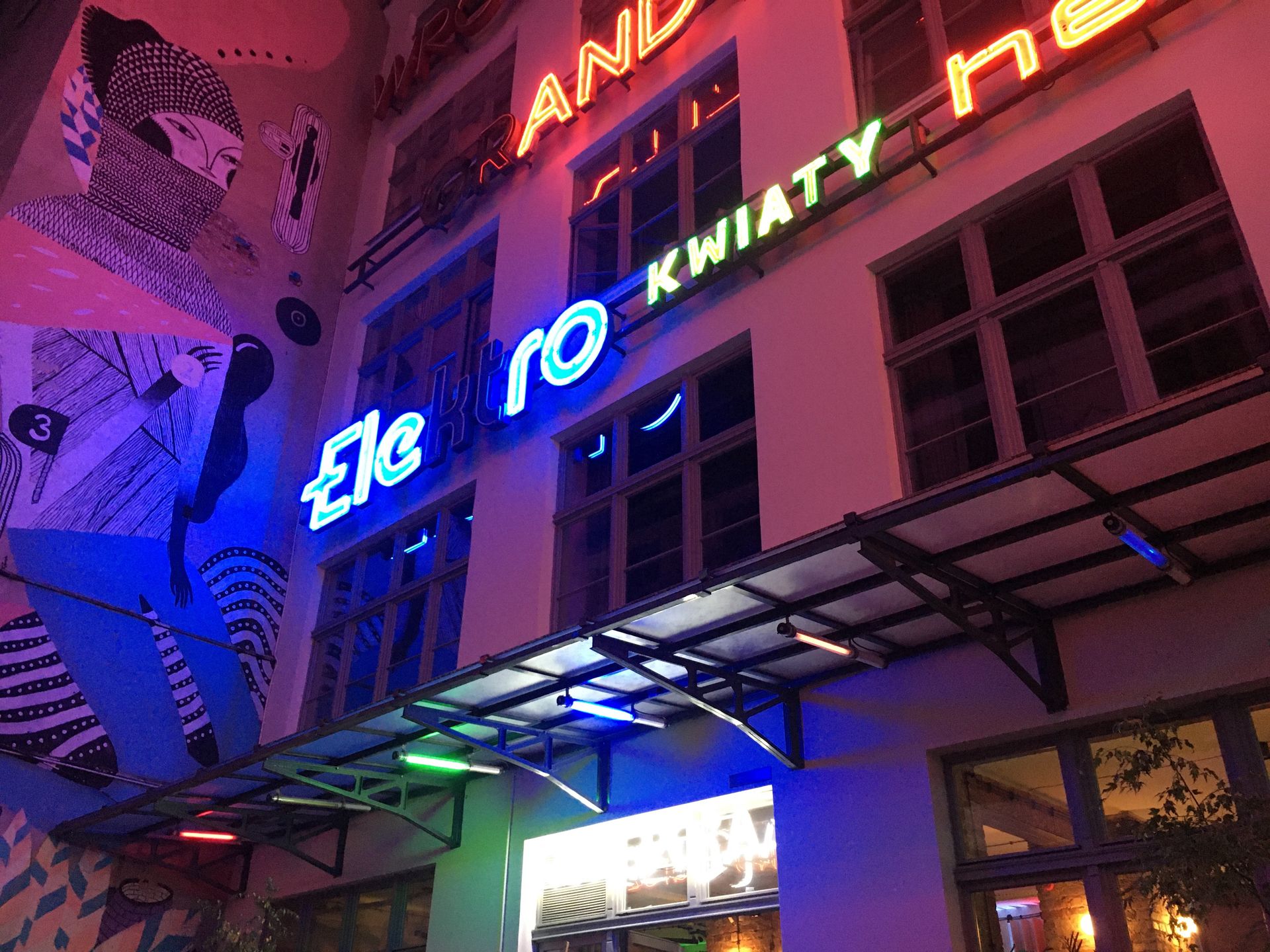 Wrocław. Ocalone kultowe neony można oglądac w podwórku przy Ruskiej 46