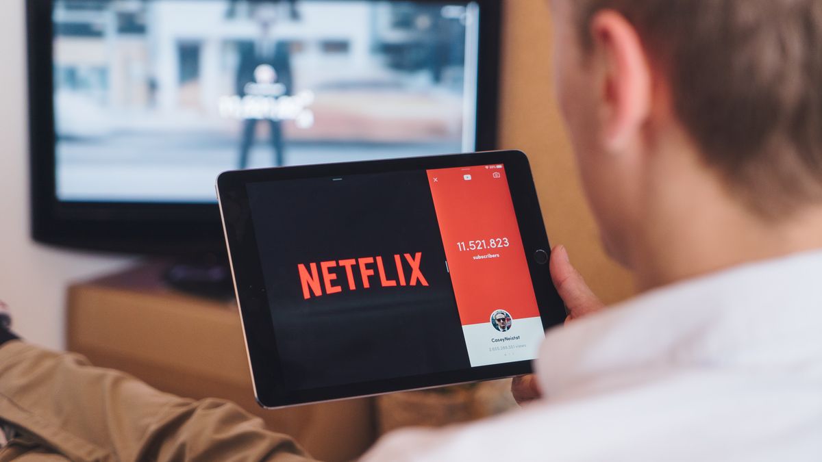 Mężczyzna ogląda Netflixa na tablecie