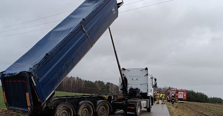 Wywrotka zahaczyła o linie energetyczne. Mężczyzna został porażony prądem