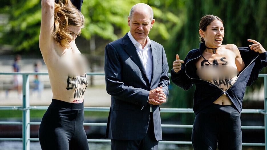 Nagi protest Femenu w Berlinie. W środku demonstracji kanclerz Niemiec Olaf Scholz