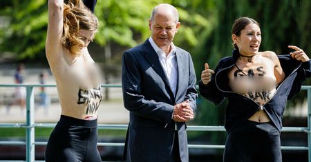 Nagi protest Femenu w Berlinie. W środku demonstracji kanclerz Niemiec Olaf Scholz