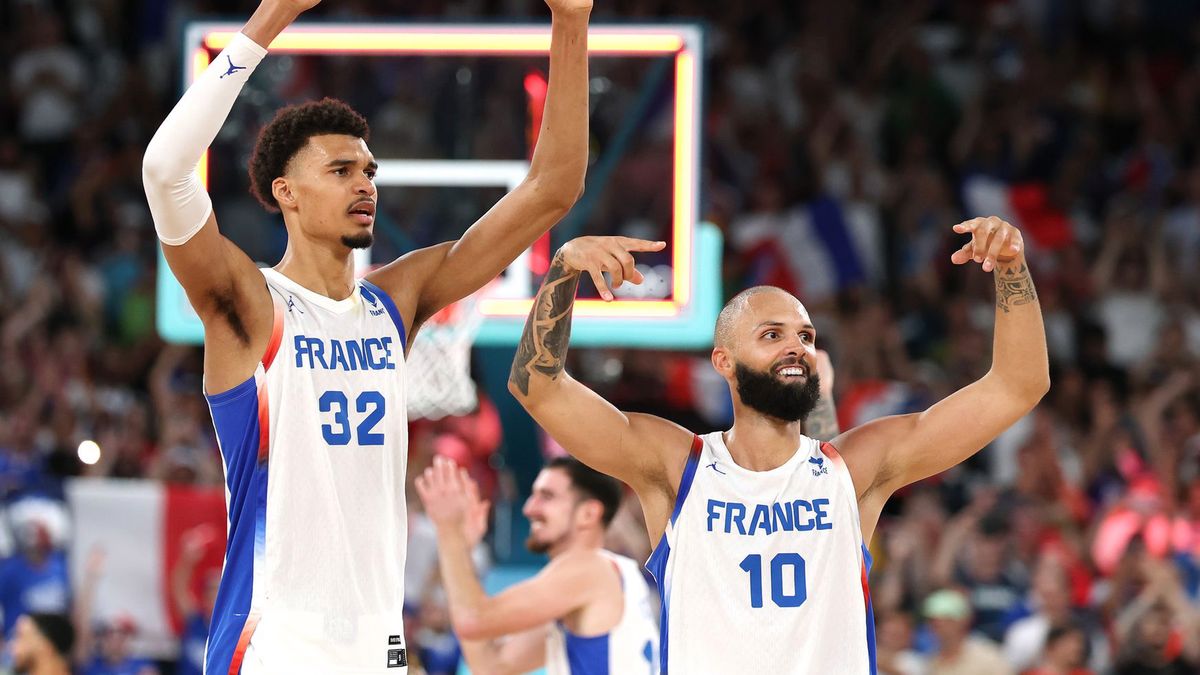 Getty Images / Gregory Shamus / Na zdjęciu: Victor Wembanyama i Evan Fournier (Francja)