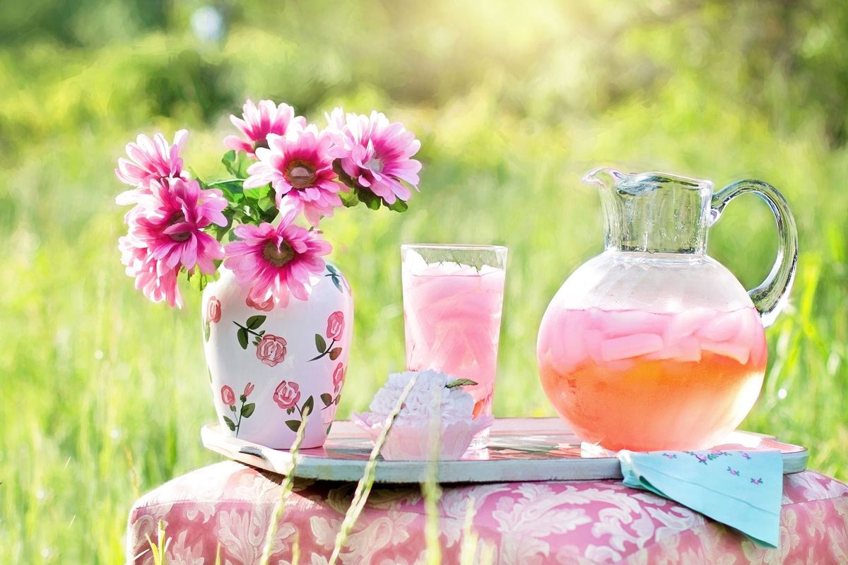 Hit letniego przyjęcia: różowa lemoniada w słoju