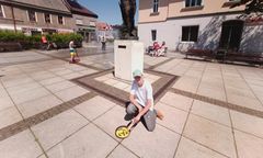 Usmażył jajecznicę na płycie Rynku. 19-latek z Krzeszowic pokazuje, jak beton zmienia miasto w piekarnik