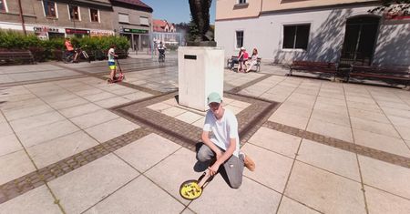 Usmażył jajecznicę na płycie Rynku. 19-latek z Krzeszowic pokazuje, jak beton zmienia miasto w piekarnik