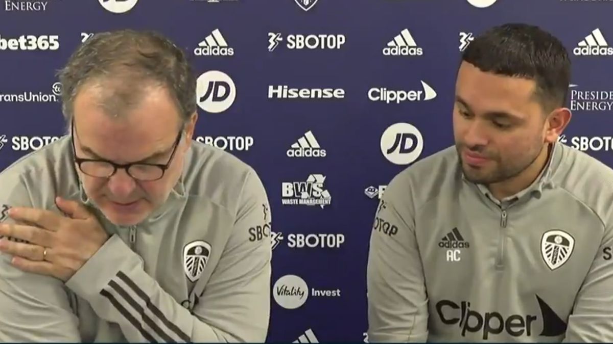 Zdjęcie okładkowe artykułu: Twitter / LUFC / Na zdjęciu: Marcelo Bielsa (z lewej) z tłumaczem