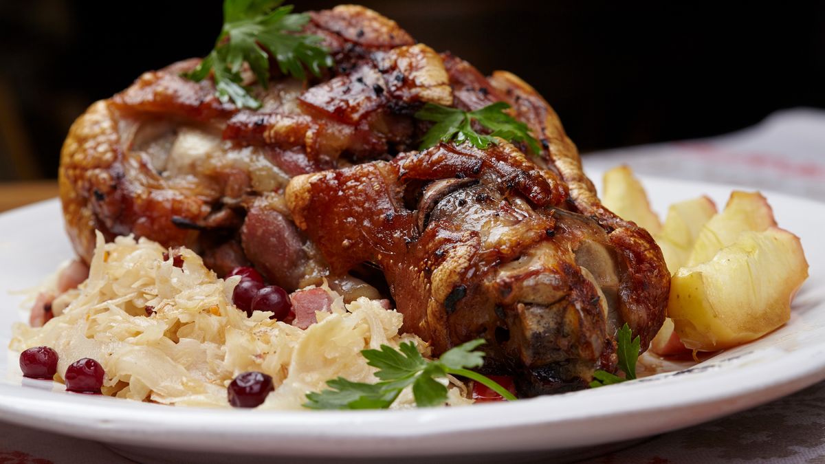 Golonka po bawarsku z zasmażaną kapustą i ziemniakami