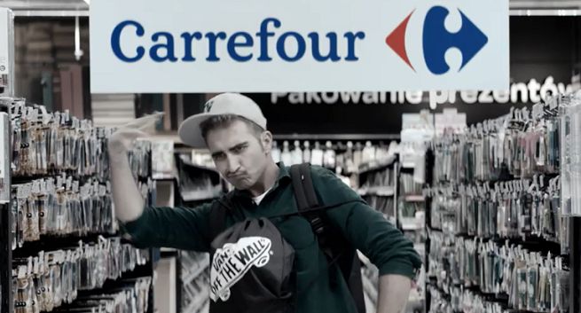 „Zgłoś przygotowanie” w reklamach oferty szkolnej Carrefoura (wideo)