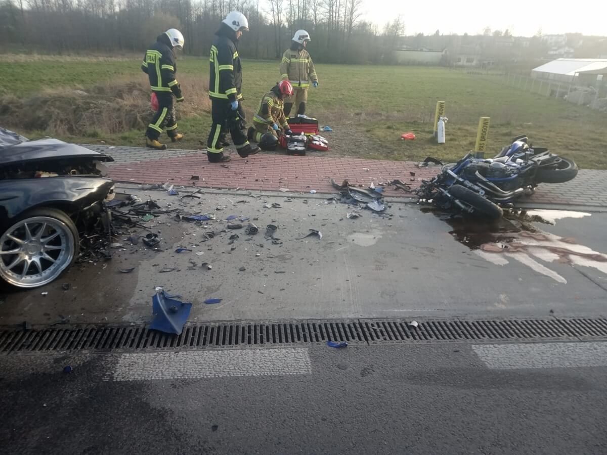 Wypadek pod Kraśnikiem w Stróży. BMW zderzyło się z motocyklem