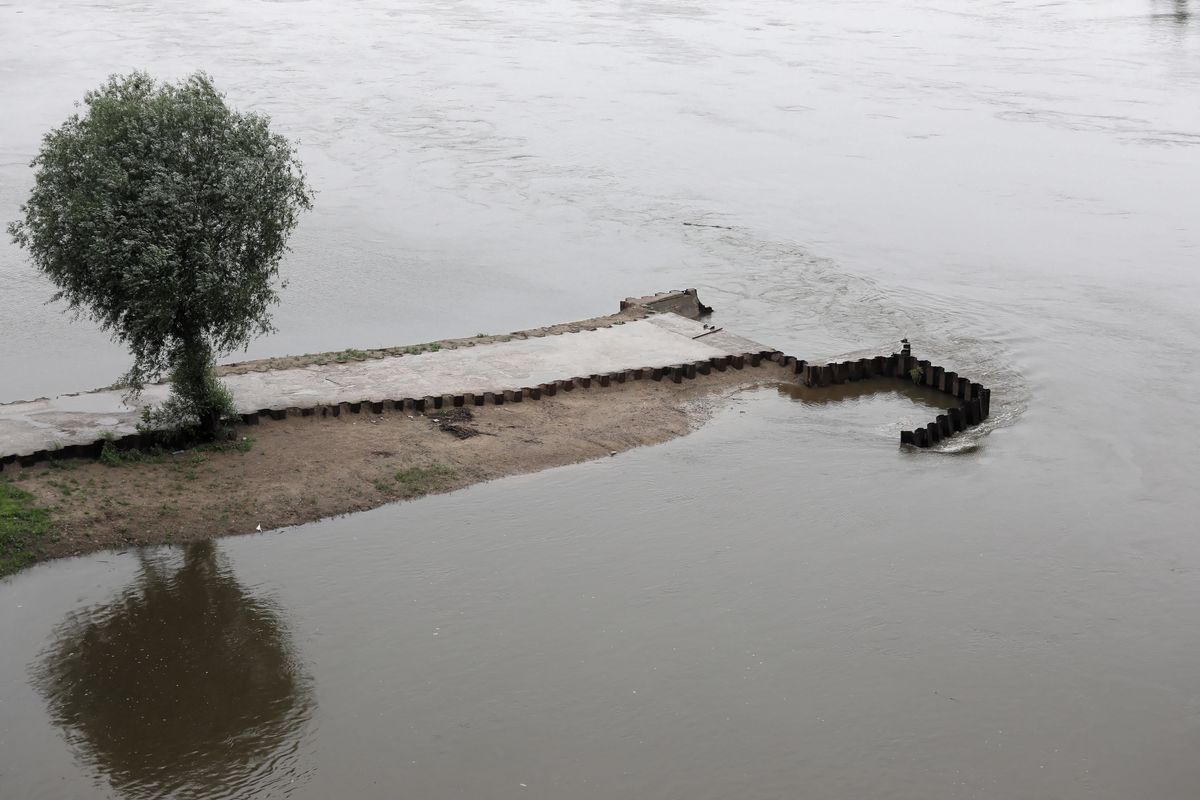 Pogoda i ostrzeżenia hydrologiczne IMGW. Fale kulminacyjne na Wiśle i Sanie