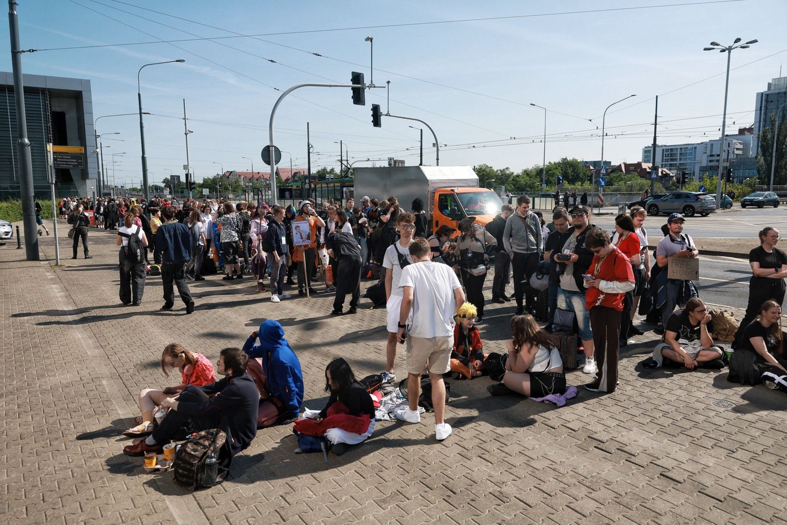 Kolejki przed wejściem na MTP