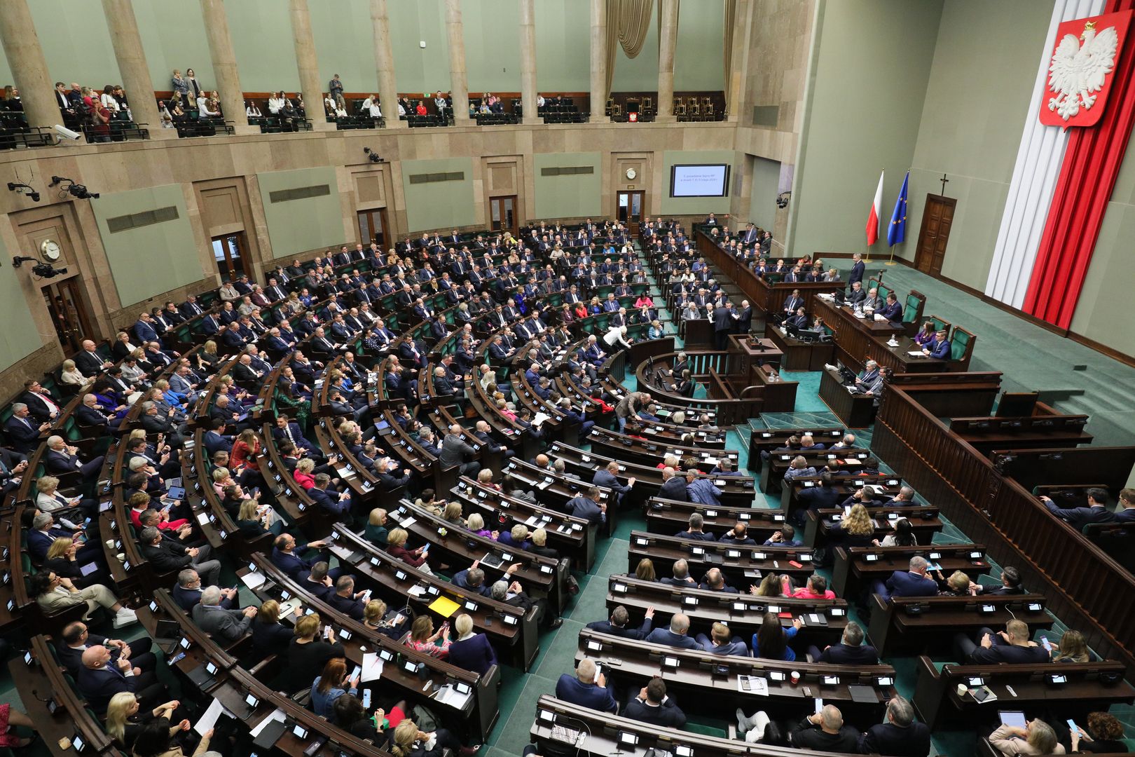 "Przedłużony miesiąc miodowy". Mamy najnowszy sondaż poparcia partii