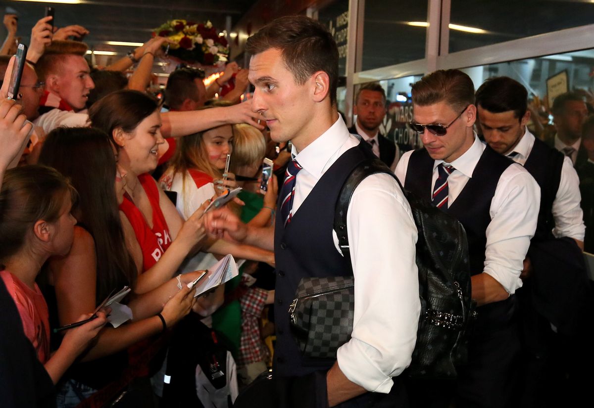 EURO 2016: wielkie powitanie piłkarzy na lotnisku Chopina [GALERIA]