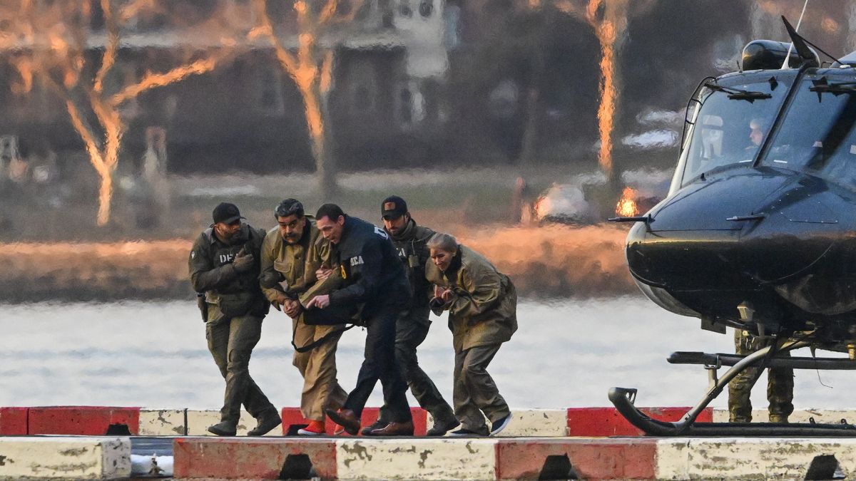 Captured Venezuelan President Nicolas Maduro and his wife, Cilia Flores, arrive at the Wall Street Heliport during their transport to the federal courthouse for their arraignment in New York, New York, USA, 05 January 2026. EPA/Stringer Dostawca: PAP/EPA.