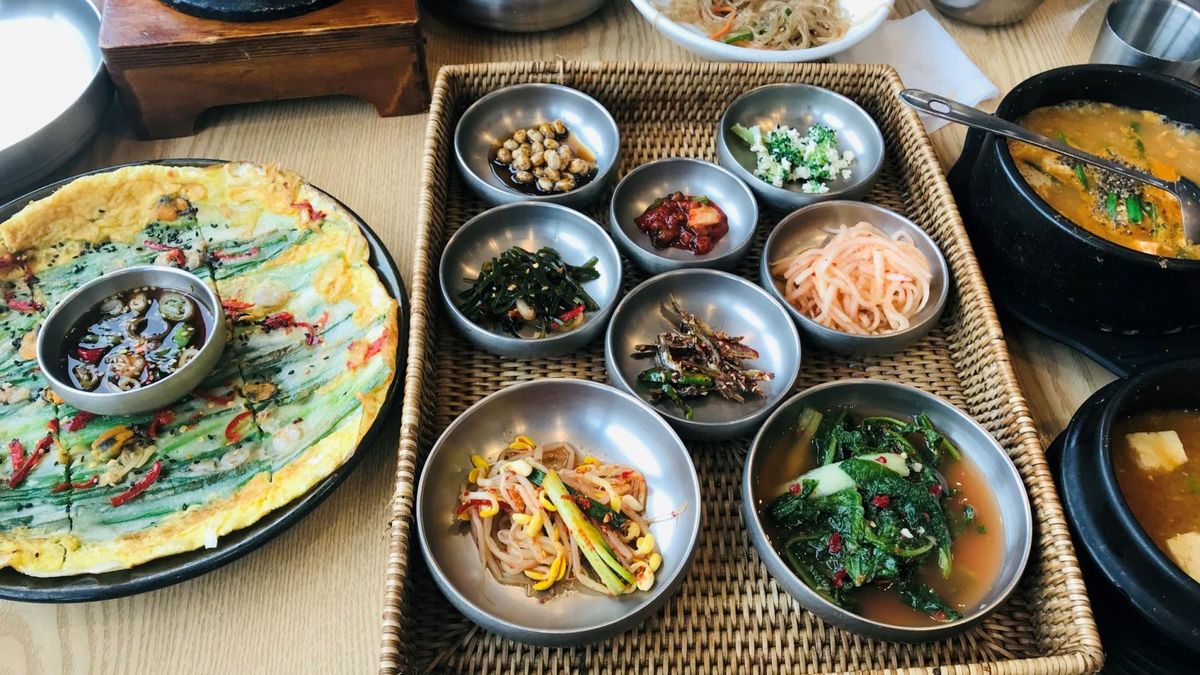 Tradycyjnie Koreańczycy nie jedzą jednego obfitego posiłku, tylko kilka mniejszych, tzw. „banchan”.