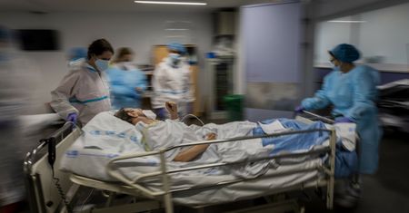 Omikron pojawił się w Europie już wcześniej? Niepokojące doniesienia