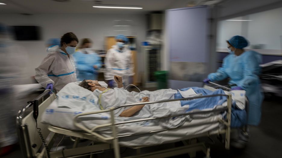 arch44A COVID-19 patient is transferred to the "red zone," an area reserved for treating those suffering from COVID-19, in the Severo Ochoa Hospital in Leganes on the outskirts of Madrid, Spain, Wednesday, Feb. 17, 2021. (AP Photo/Bernat Armangue), APTOPIXAP
