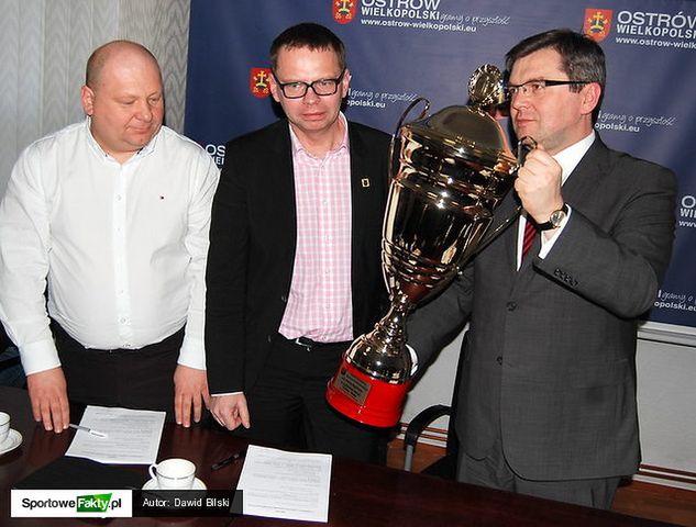 Puchar dla zwycięskiej drużyny zaprezentował Jarosław Urbaniak, prezydent Ostrowa Wielkopolskiego
