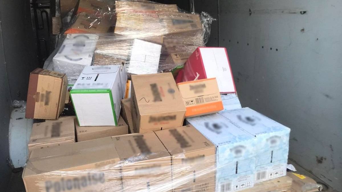 Przewrócony towar na palecie po gwałtownym hamowaniu