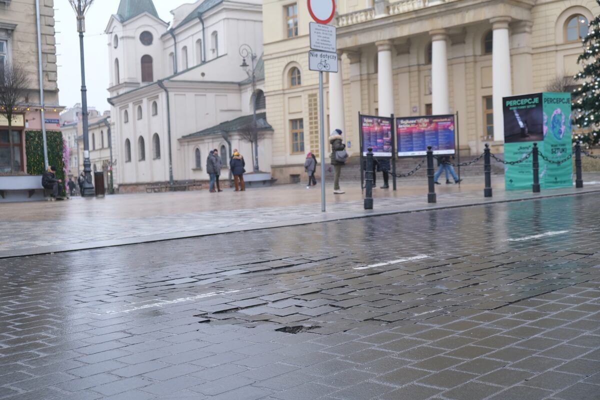 Zapadnięta nawierzchnia jezdni na ul. Królewskiej w Lublinie