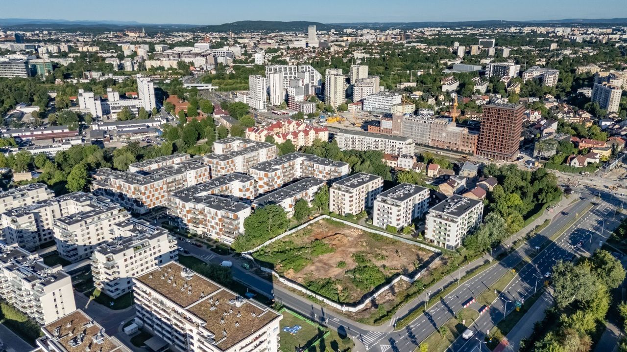 Nielegalna wycinka na Dąbiu przy Lema i Dąbskiej. Ten teren należał w części do miasta Krakowa to jak to możliwe?