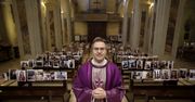 Włochy. Ksiądz Giuseppe Corbari odprawił nietypową mszę. W ławkach zamiast wiernych pojawiły się ich zdjęcia