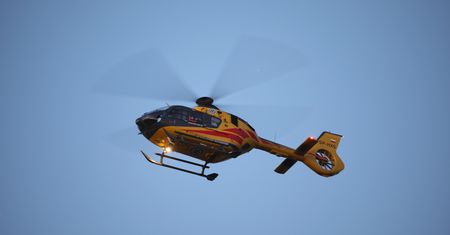 Dramatyczny wypadek na prostej drodze. Nie żyje 25-latek, autem jechało kilka osób